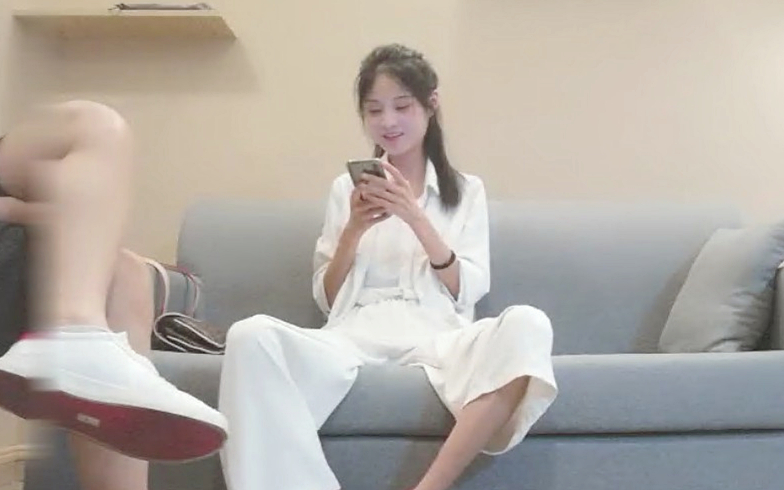 少妇长得挺漂亮但是瘦得太严重瘦到皮包骨头貌似有打针的痕迹