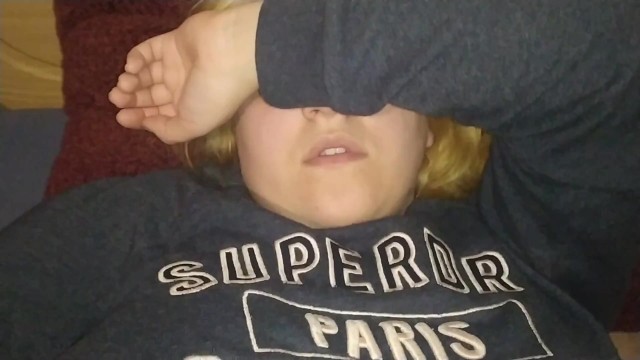 派对后操我那放松的继妹。给她留个大奶油派