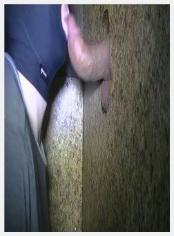 有一个巨大的gloryhole公鸡