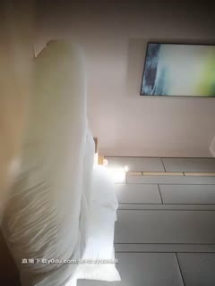 横扫全国外围约了个牛仔裙萌妹子，坐在身材摸奶调情镜头前口交特写，骑乘侧入大力猛操呻吟