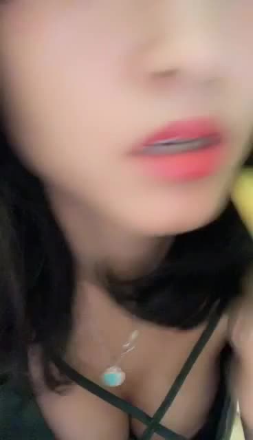 北京学表演的小骚逼黑丝情趣跟送快递的炮友激情啪啪秀，有露脸多姿势爆草，淫声浪语不断无套看着很刺激2 new