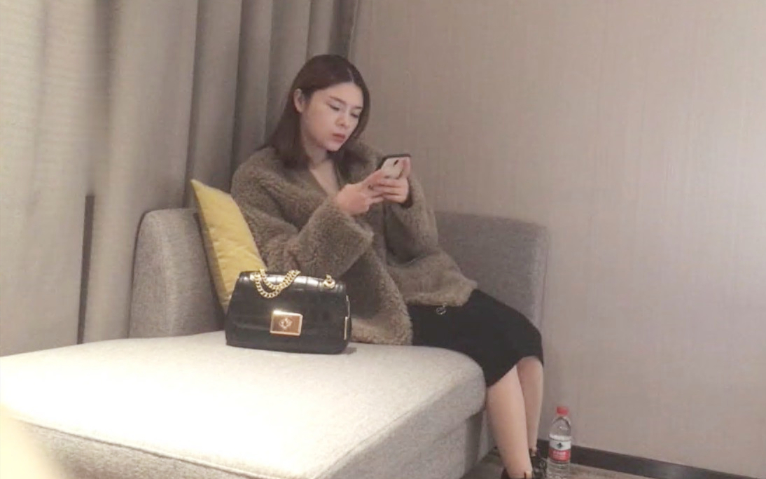 妹子加钟要1800那就喊来闺蜜继续啪啪胸大高颜值更好看