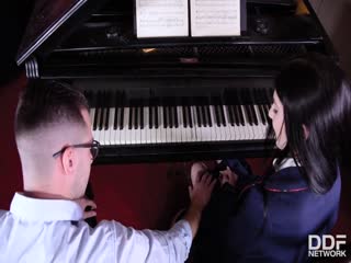 钢琴女孩 -弹奏