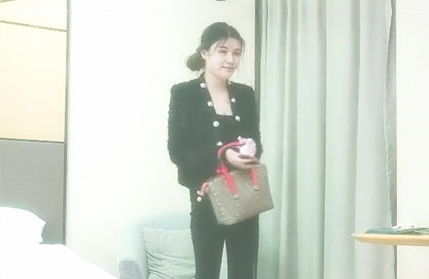 黑丝大屁股翘着口交近距离视角拍摄骑在身上往下猛坐