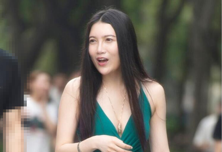 高颜值美乳少妇趁老公出差偷偷和精神小伙逛街之后在家里跟又一少年偷情自拍