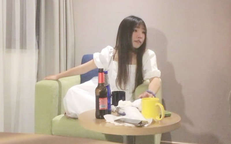 白裙子甜美萌妹子喝酒玩游戏输了脱衣服妹纸被操叫的很大声