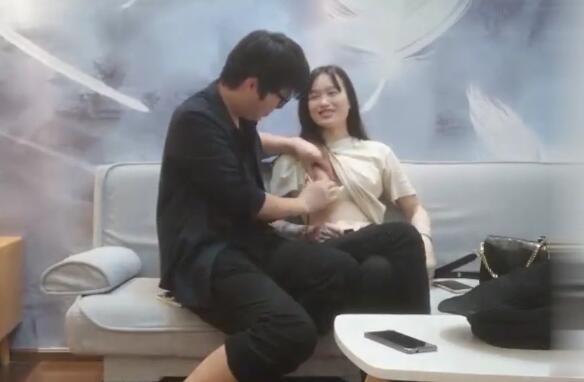 渣导小徒探花约了个颜值不错多处纹身妹子沙发调情扣逼大力猛操呻吟娇喘很是诱惑喜欢不要错过