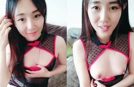 皮膚白皙美女主播情趣裝沙發上扣逼道具自慰秀不要錯過