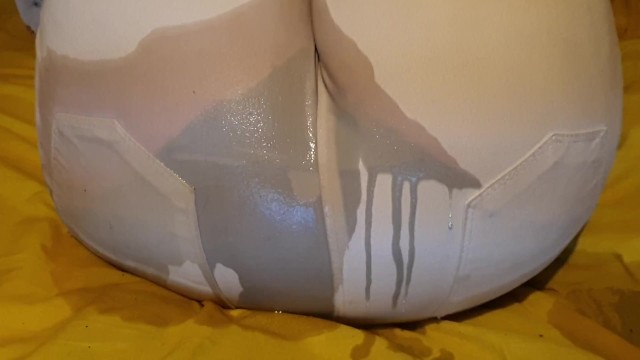 穿着沾了尿的白色牛仔裤尿床。又懒又湿了床；P