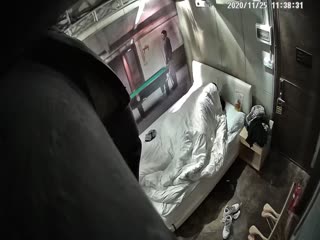360酒店偷拍-很淫荡的美女主动给男友脱衣服热吻干完一炮不过瘾自己又主动女上位自己动