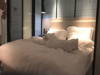 齐逼小短裤光滑美腿网红外围美女 小骚货里面没穿内衣 洗完澡进入正题 骑在身上磨蹭 口硬正入猛操娇喘呻吟好听