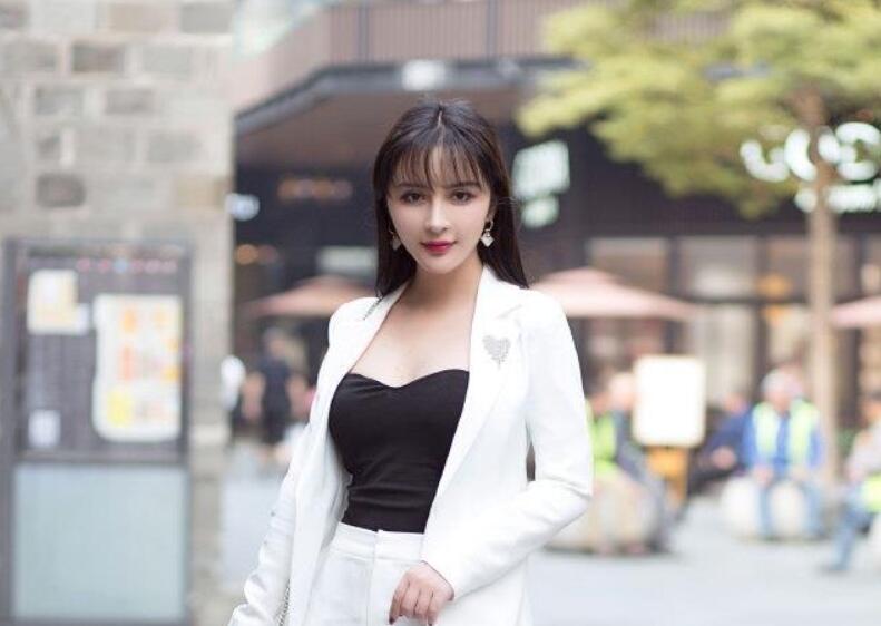 巨乳少妇沙发穿着高跟鞋脱光光调情口交骑乘抽插后入猛操呻吟娇喘非常诱人