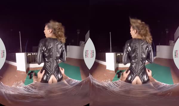 身材丰满的黑发女人