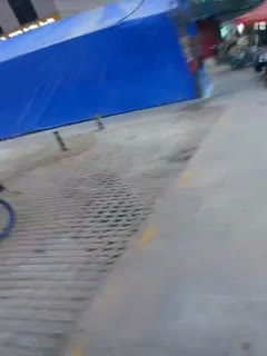 极品变态电梯口外射长裙妹子被发现，仓皇逃走