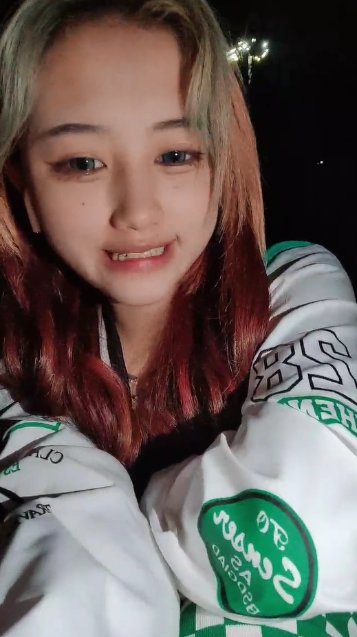 小狐狸酱静纹身户外直播大秀，骚货欠操求调教！