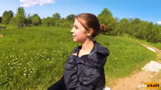 游泳后在河岸上真正的户外性爱