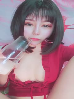 颜值不错红衣短发少妇道具自慰菊花塞着肛塞道具JJ抽插按摩器头部插入很是诱惑喜欢不要错过