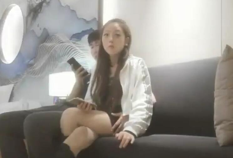 小哥寻花今晚约了个颜值不错高筒靴妹子啪啪沙发调情扣逼猛操呻吟娇喘非常诱人