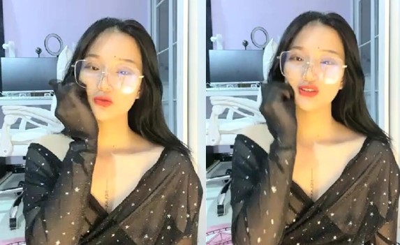 37度C骚气眼镜妹子道具自慰大秀近距离特写自摸粉穴震动棒快速抽插翘屁股扭动厕所尿尿