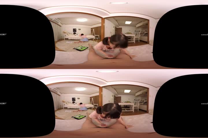 R2VR长尺 パンチラ三姉妹とお留守番。仆がこっそりパンツを覗いているのに気づきお母さんのセクシー下着に着替えて挑発イタズラ！思春期の女の子に勃起チ○ポは兴味津々！兴奋した妹たちに弄ばれ全员とエッチするハーレム状态！