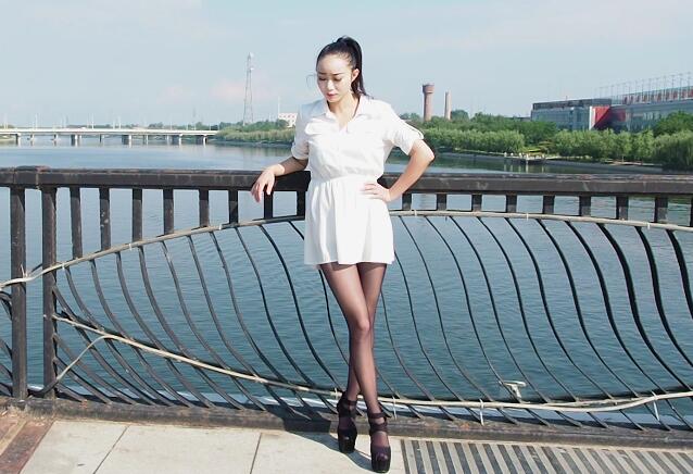 美女模特路边大尺度露奶又露B看得都硬了罕见露脸