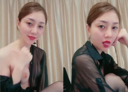 颜值不错大红唇大长腿妹子道具自慰秀 性感开裆黑丝椅子上张开双腿跳蛋震动逼逼 很是诱惑喜欢不要错过