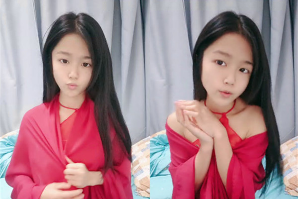 清纯小学妹露脸放假在家直播赚外快肚兜情趣赚跟狼友互动撩骚漏出骚奶子脱光了诱惑狼友揉奶玩逼精彩刺激