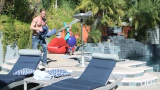 【欧美】熟女--泳池边的巨乳美妇最爱品尝大硬屌_303222606