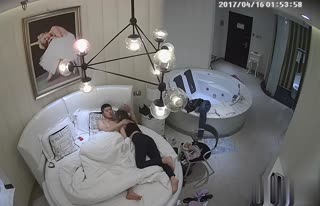 年轻小情侣睡前来一炮~大胸妹子先口口硬了才坐上去~