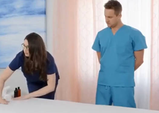 調皮的女孩需要按摩Kendra Sunderland + Alyx Star