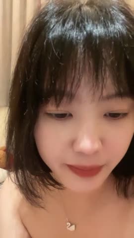 初恋的感觉刚播01年超级清纯嫩妹，笑起来很甜美，翘着双腿扣肥穴，没几下就淫水直流，爽的眼泪多流出来了 new