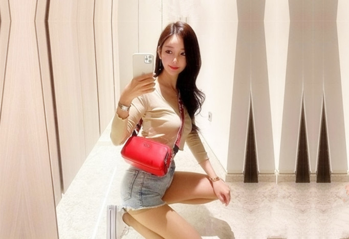 约良家美女情趣酒店啪啪扒掉衣服正入抽插浴缸鸳鸯浴骑在身上后入大屁股猛操