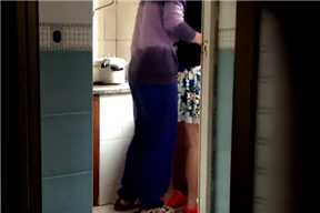 母子亂倫媽媽首次漏臉穿著性感黑絲和兒子啪啪