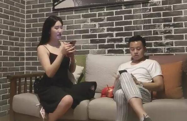 1哥全国探花179大长腿黑裙车模妹子沙发调情口交再到床上骑乘猛操呻吟娇喘非常诱人