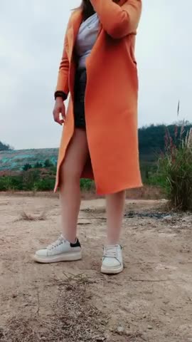 农村骚少妇带着两个好妹妹跟小哥户外4P激情，给小哥口交大鸡巴躺在地上骚女抽插，轮流享受小哥鸡巴带来的快感 new