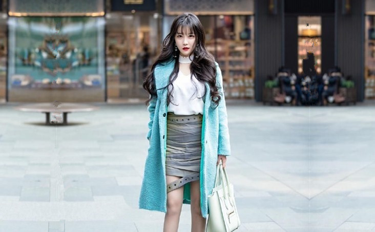 被调教服服帖帖的小骚货车内激情毒龙口活