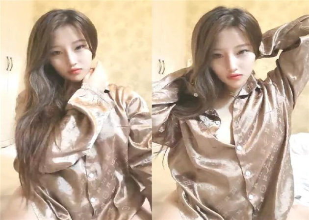 LV睡衣新人高颜值女神小姐姐我的奶子很软隔着睡衣揉捏肉肉身材掰穴近距离特写拿出假屌插入水声哗哗