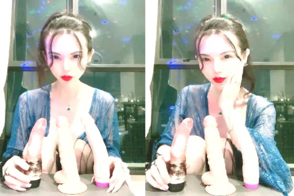 极度淫骚红唇御姐暴力自慰大尺度秀拿出三根假屌展示深喉从下往上视角扭动屁股双指夹逼玻璃棒整根插入