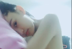 嫩妹出浴大胆露逼！浓密阴毛覆盖私处性感诱惑，速来围观！