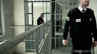 被典狱长逮个正着，只好来一发了