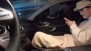 刚认识的艺校小美女操起来太爽了，约到酒店尽情啪啪搞穴，穿上特别诱人丝袜戴上狗项链不停的性奋