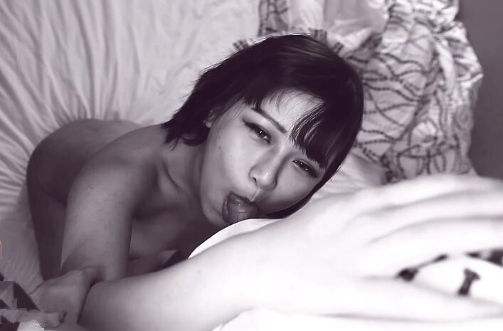 某公司签约美女嫩模酒店拍摄完大尺度资源后为出名讨好2摄影师被当场潜规则啪啪3P边干边拍照留恋