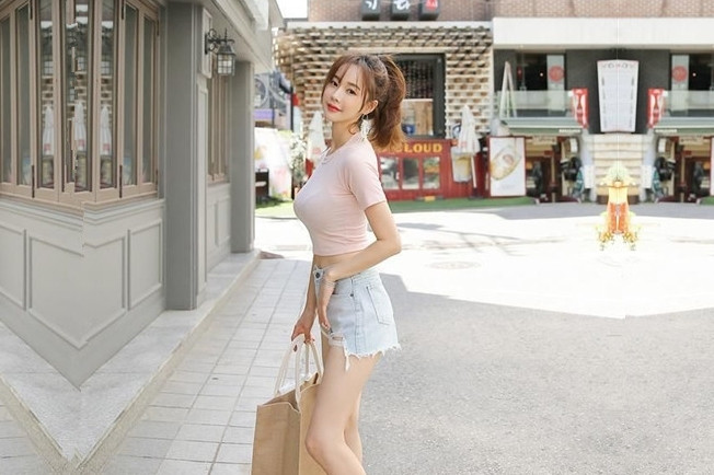 这么漂亮的少妇两个猛男轮流着干3P配合各种难度姿势