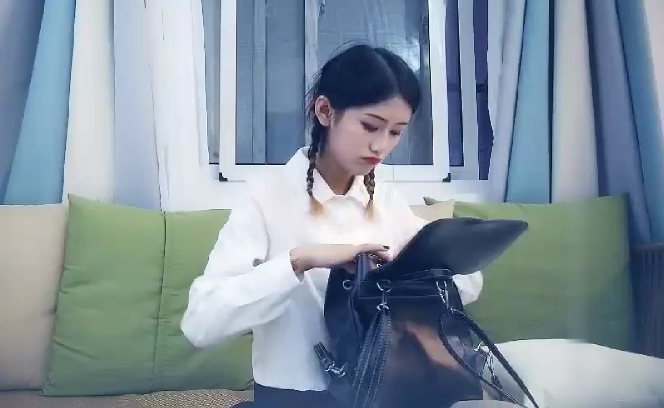 清纯扎着两个辫子萌妹啪啪换上可爱情趣装摸逼骑乘猛操