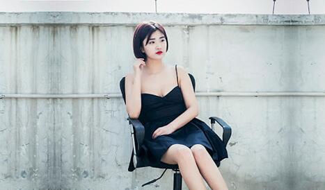 后妈短裙制服诱惑摸她屁股玩她奶子口交床上激情抽插浪荡呻吟