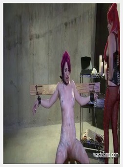 矮胖的女主人用蜡和鞭子训练堤坝奴隶