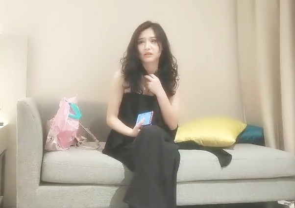 小伙2300元约极品气质美女又纯又欲腰细大长腿穿上情趣装高跟鞋舌吻调情很享受揉搓小穴沙发上抽插猛操