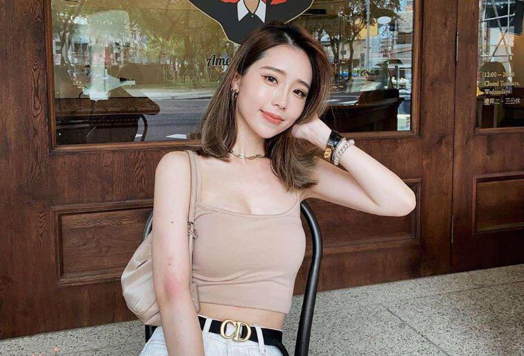 洗手间爆草我的骚货女友穿个这衣服就是勾引操她要精尽人亡