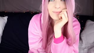 甜美的女孩玩她的屁股 - 业余肛门LittleReislin