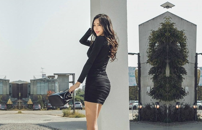 勾搭少妇聊天投机想干炮良家犹豫再三金钱诱惑下洗手间后入啪啪无套内射